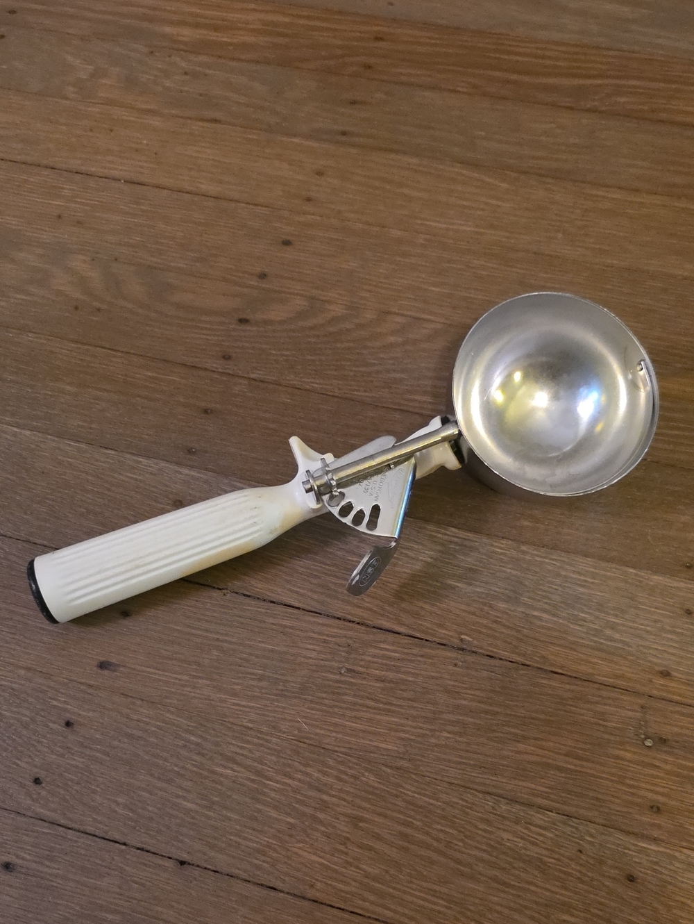 Vollrath White-Handled Mechanical Ice Cream Scoop with Stainless Bowl